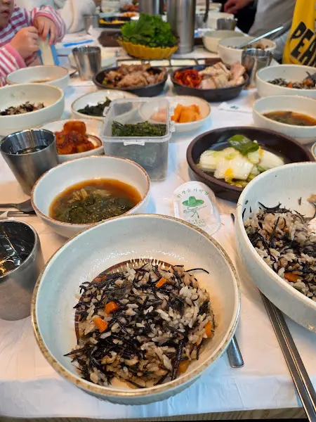 푸짐한 꼬막비빔밥 한 상 차림