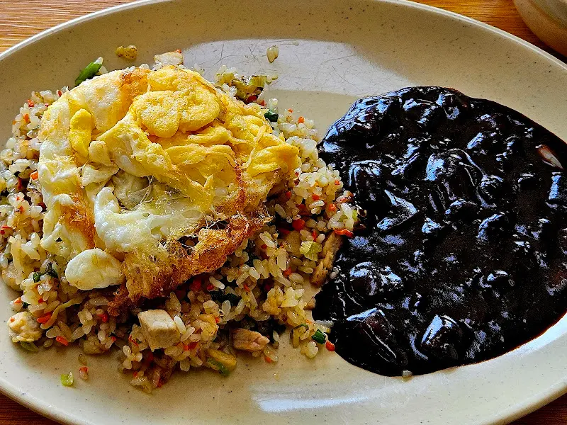 반숙 계란 프라이가 올라간 경승원 볶음밥