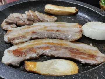 무주에서 찾은 깊은 맛, 군청 앞 삼겹살과 능이버섯의 향연: 숨겨진 무주 맛집 기행
