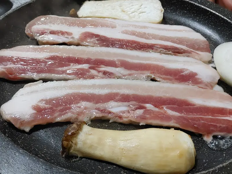 불판 위의 삼겹살