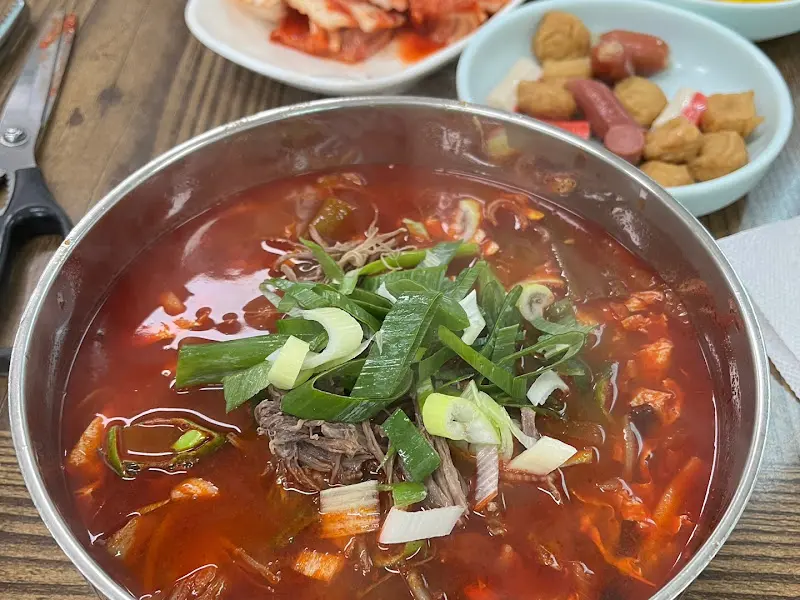 반찬과 함께 나온 육개장 칼국수