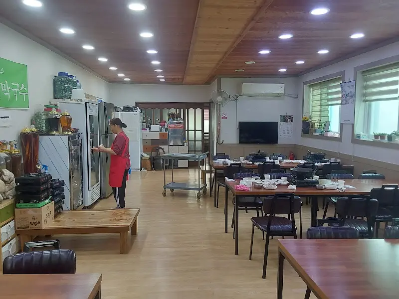 하초식당 내부 전경