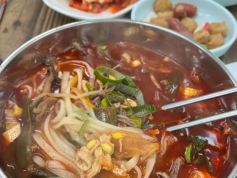 젓가락으로 집어 올린 육개장 칼국수