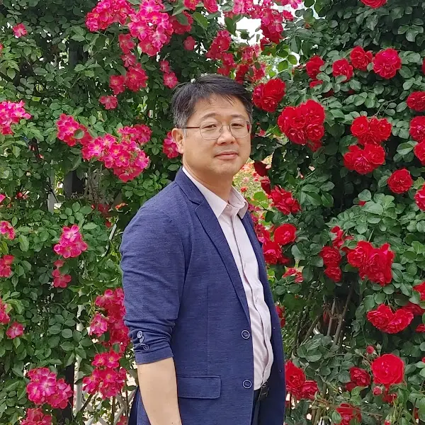 사장님 사진 (꽃 배경)