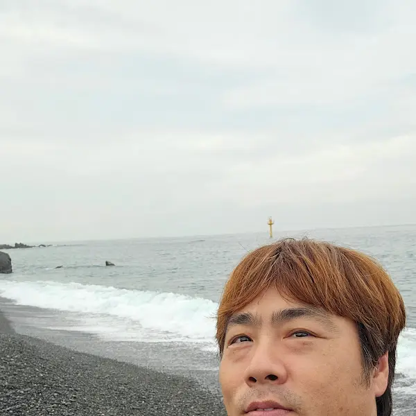 바다를 배경으로 찍은 사진