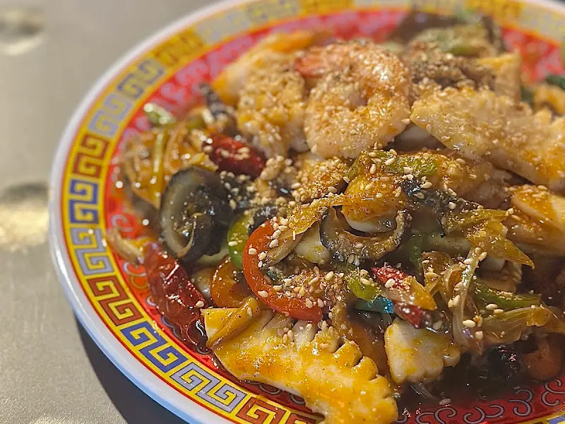 다양한 해산물과 채소가 어우러진 요리