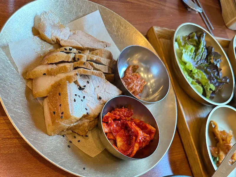 윤기가 흐르는 수육과 김치의 조화