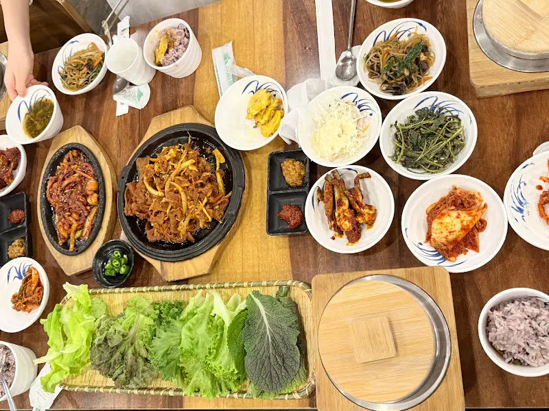 푸짐한 쌈 채소와 밑반찬 한 상 차림