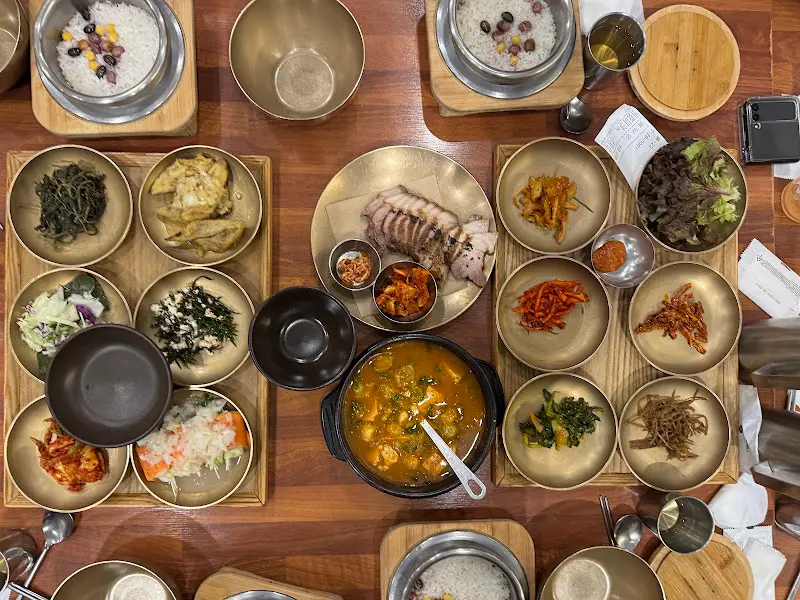 정갈하게 차려진 미평밥상의 전체적인 모습