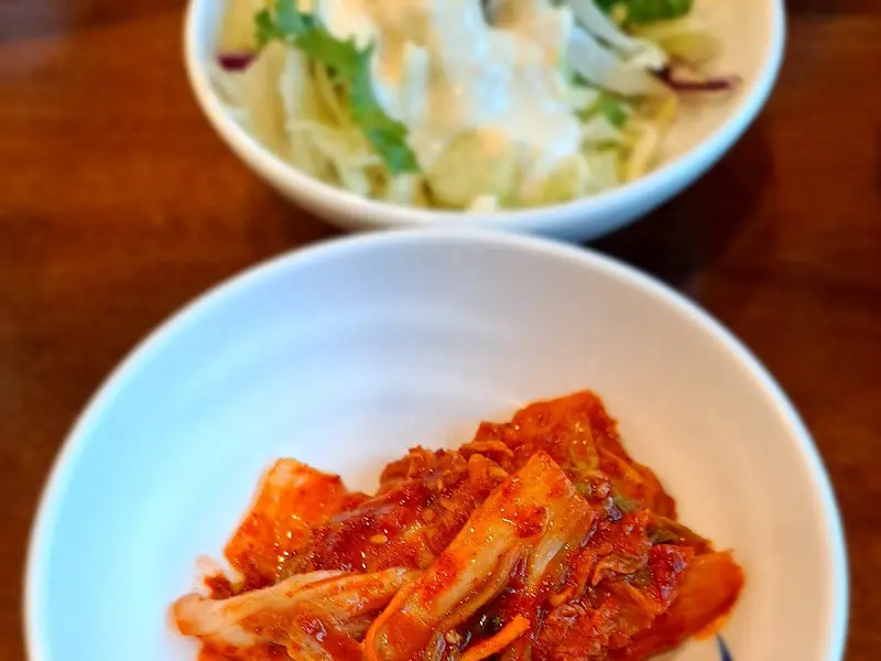 싱싱한 김치와 샐러드