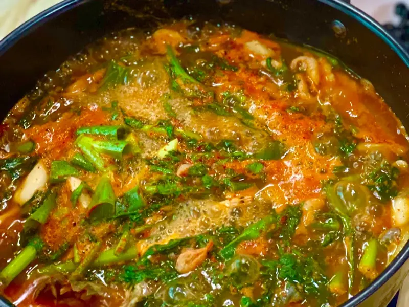 끓을수록 깊어지는 메기 매운탕 국물