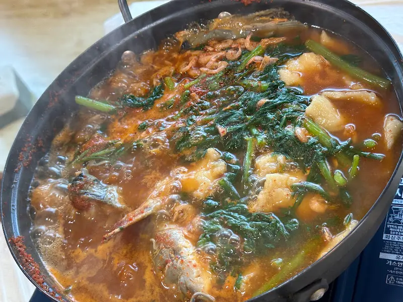 보글보글 끓는 메기 매운탕