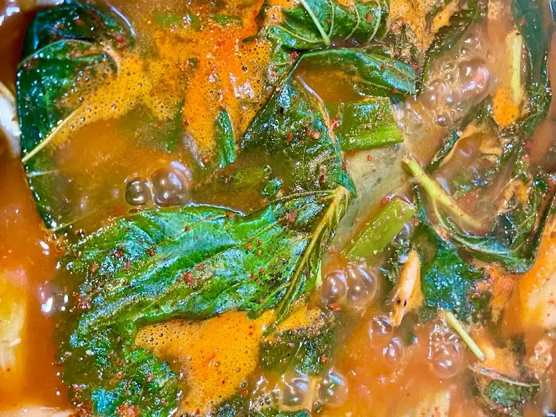 싱싱한 채소가 듬뿍 들어간 매운탕