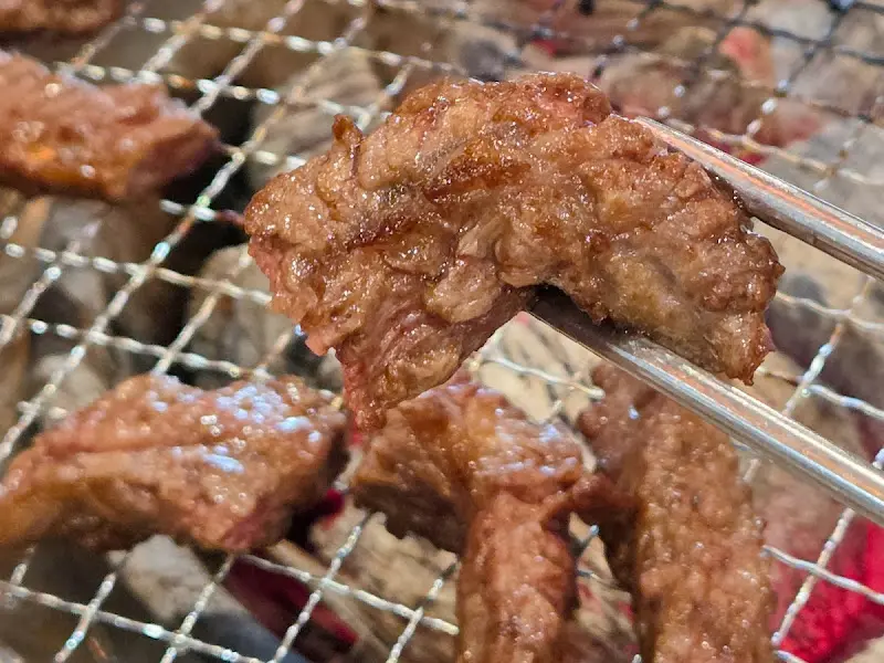 숯불 위에서 익어가는 갈비살