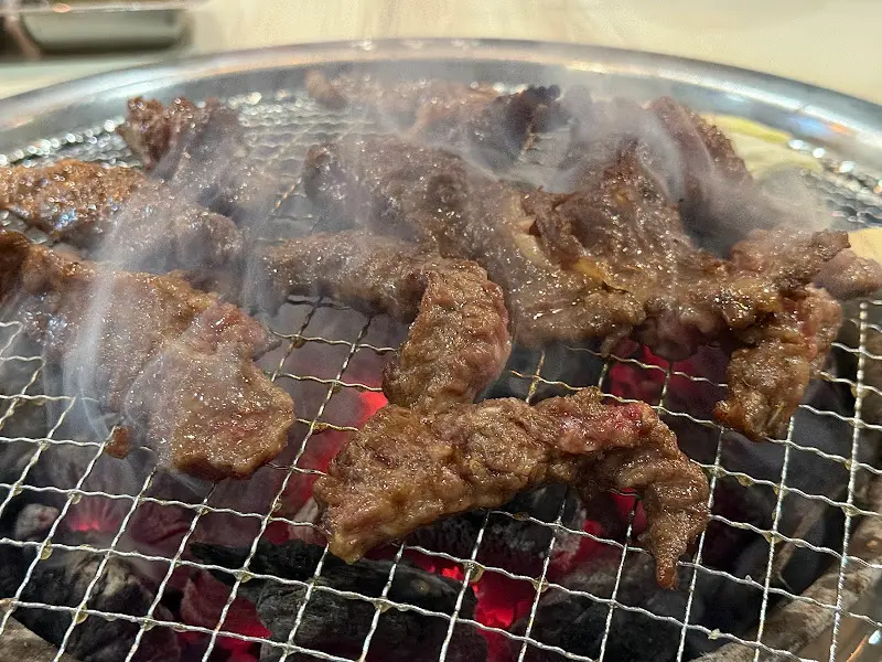 불판 가득 올려진 갈비살