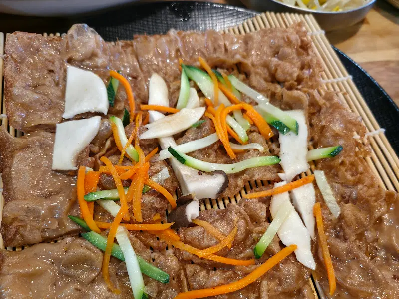 얇게 부쳐진 도토리전