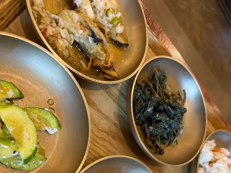 놋그릇에 담긴 다양한 반찬들