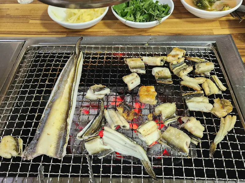 숯불 위에서 맛있게 구워지는 장어