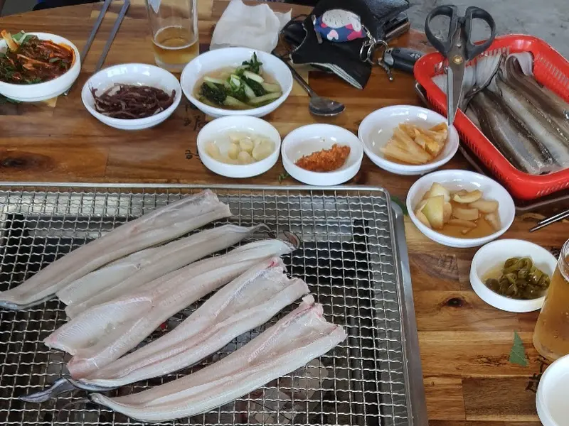 다양한 밑반찬과 함께 구워지는 장어