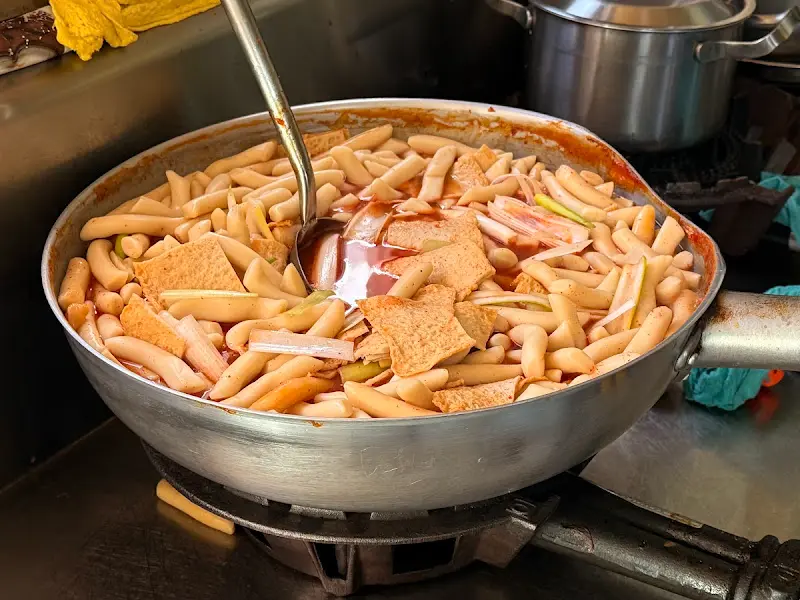 떡볶이를 만드는 모습