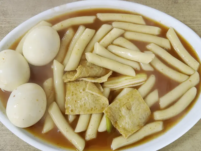 계란과 함께 제공되는 떡볶이