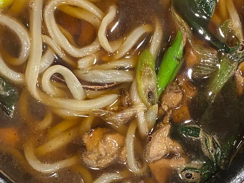 우동 면발과 닭고기의 조화