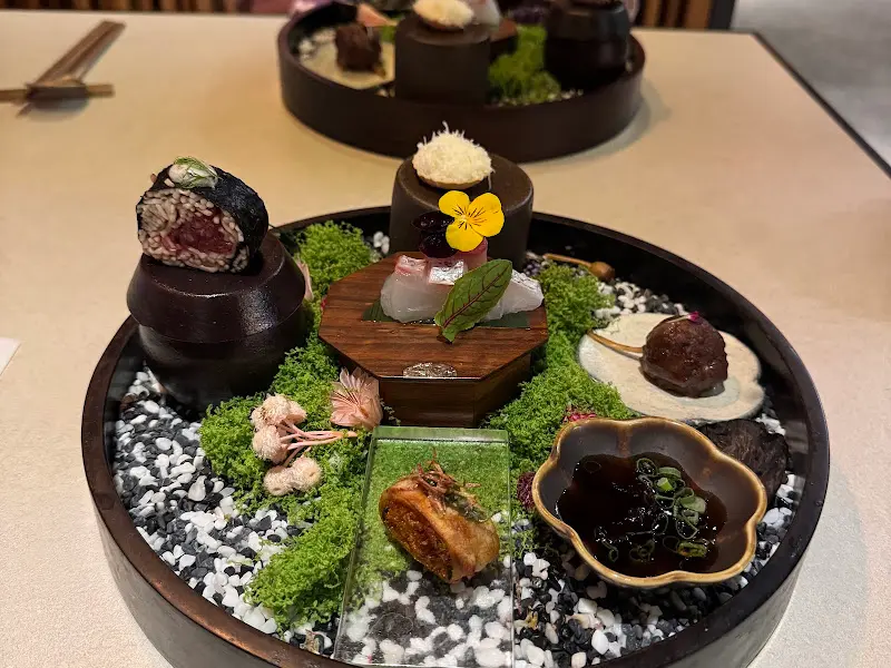 정갈하게 담긴 코스요리