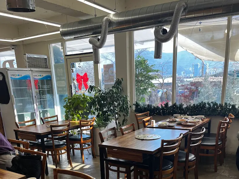 넓은 창밖으로 보이는 풍경이 인상적인 하이든대동의 내부 모습