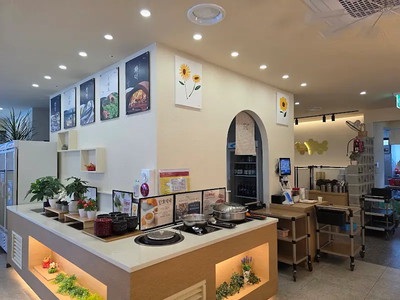 다채로운 음식이 준비된 셀프바