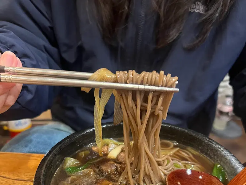 면발을 들어올린 모습