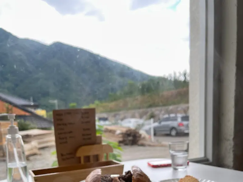 창밖 풍경과 음식이 함께 보이는 사진