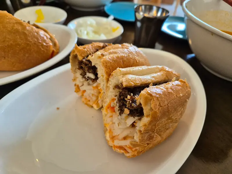 맛있어 보이는 반미 샌드위치