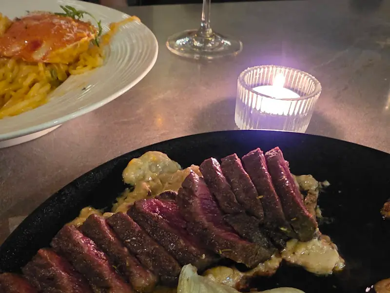 살치살 스테이크와 꽃게 로제 파스타