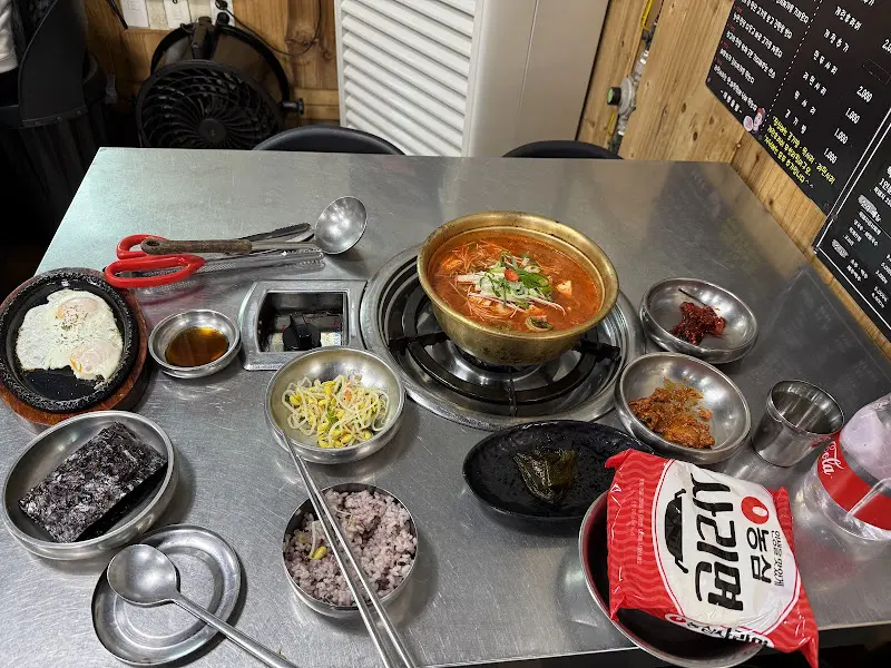 김치찌개와 밑반찬