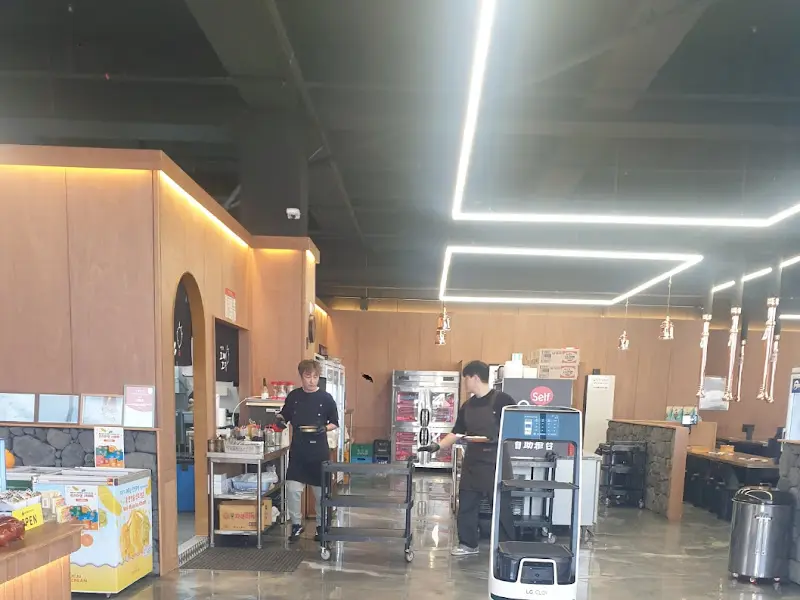 깔끔하고 넓은 식당 내부