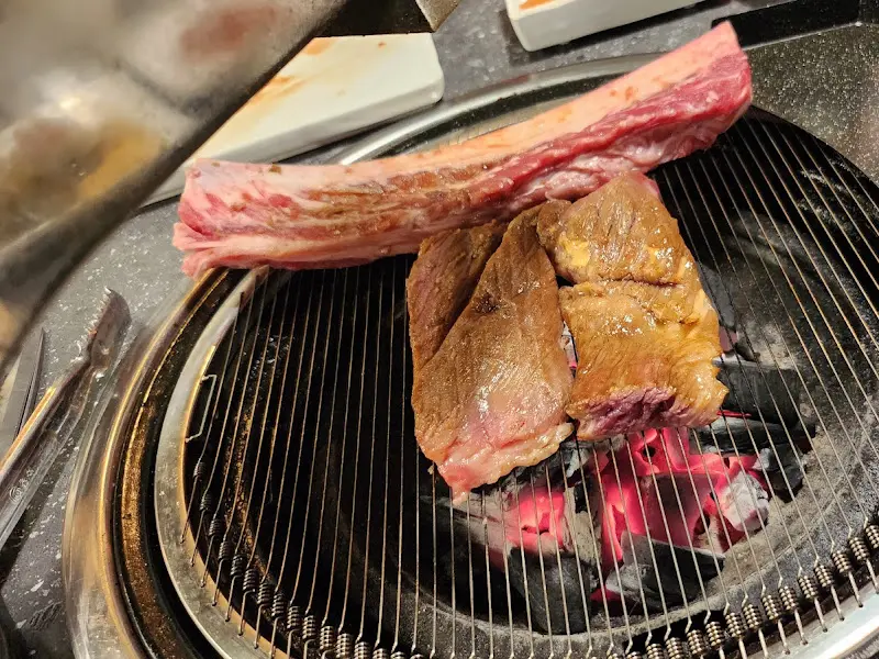 숯불 위에서 구워지는 생갈비