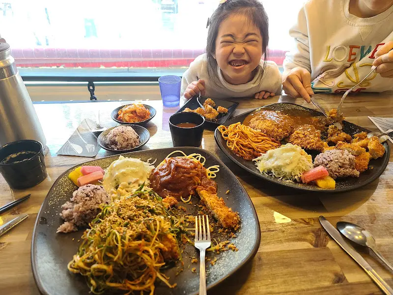 돈가스를 맛있게 먹는 아이
