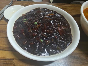 향수를 자극하는 옛날 짜장, 인천에서 맛보는 추억의 중화요리 맛집 탐험기