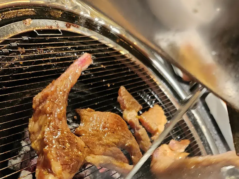 돼지갈비 굽는 모습