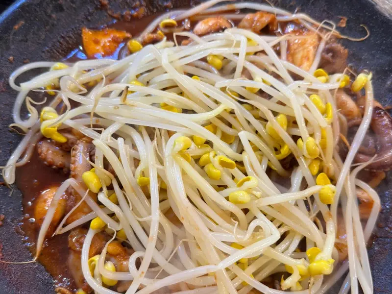 콩나물이 올려진 쭈꾸미 볶음