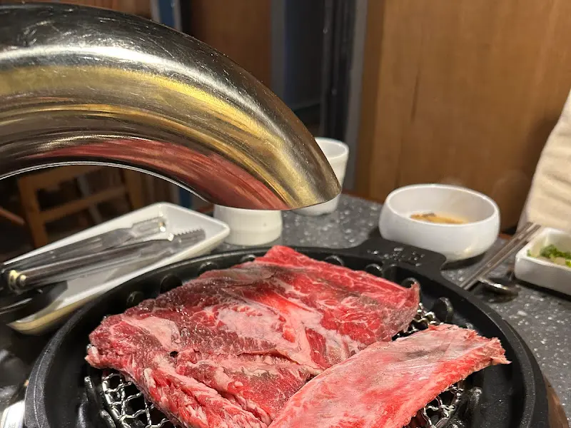 불판 위에 놓인 생갈비