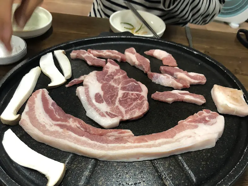 기울어진 불판 위의 뒷고기