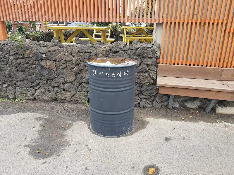 달이뜨는식탁이라고 적힌 드럼통