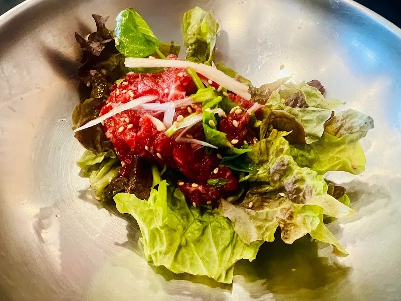 싱싱한 육회와 채소가 아름다운 조화를 이루는 육회비빔밥