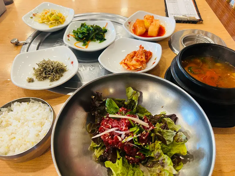 육회비빔밥과 함께 제공되는 정갈한 밑반찬