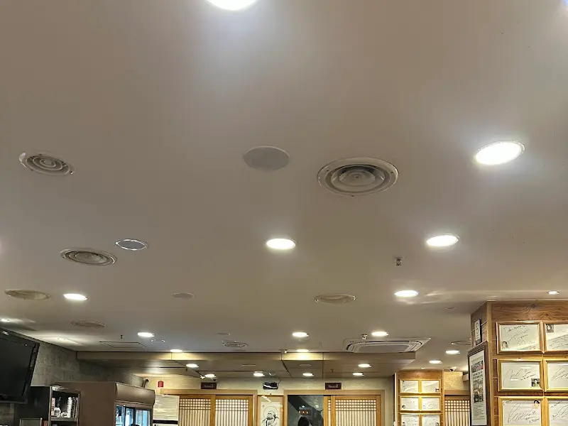 천장에 설치된 조명과 통풍구