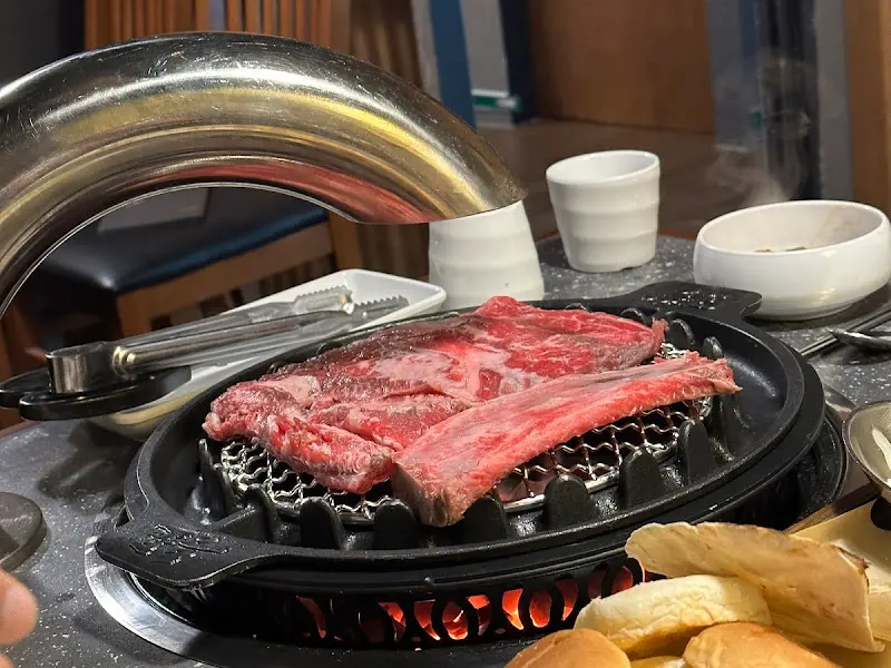 불판 옆에 놓인 생갈비