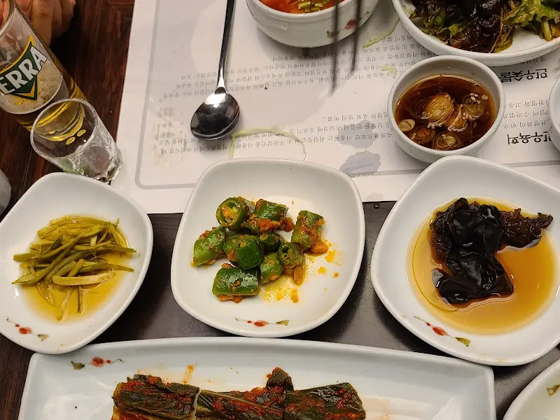 곁들여 나오는 반찬들