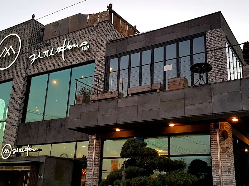 커피여행 외관 야경