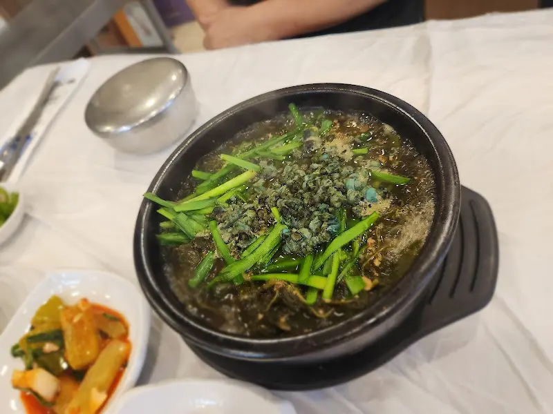 테이블 위의 올갱이 해장국